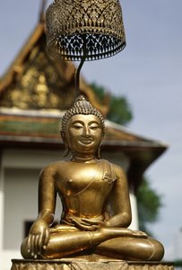 De Phra Buddha Sihing blootgesteld aan aanbidders tijdens de Nieuwjaarsvieringen (brons) door School Siamese