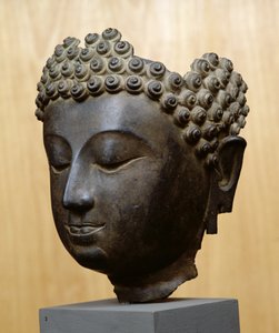 Hoofd van Boeddha die naar beneden kijkt, Lan Na cultuur