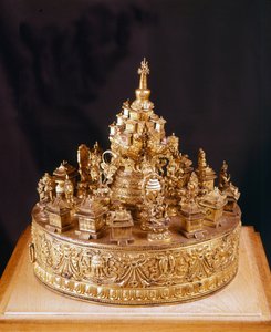 Tibetaanse mandala: zeldzaam stuk in gesculpteerd goudbrons. De mandala is een weergave van het goddelijke kosmos, in het centrum waarvan de berg Merou staat, een berg bekroond door het paleis van de oppergod Indra en omgeven door vier continenten - Musée  door School Tibetan