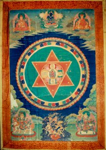 Mandala de vajravarami de godin danst (in het midden) haar naam betekent 