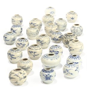 Vijfentwintig Hoi An schat blauwe en witte potjes, laat 15e - begin 16e eeuw