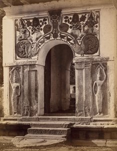 Ingang naar de Nata Dewale gronden, Kandy, ca. 1880 door Scowen and Co.