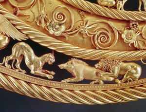 Leeuw en panter vallen een zwijn aan, Detail van een gouden borstplaat van Tovsta Mohyla (goud) door Scythian