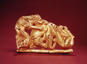 Plaquette met een griffioen die een paard aanvalt (goud en turquoise)