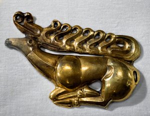 Scythische kunst: schildembleem in de vorm van een liggend hert. Gouden object uit het einde van de 7e, begin 6e eeuw v.Chr. Sint-Petersburg, Hermitage Museum door Scythian