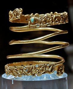 Scythische kunst: gouden en turkooise armband van de Sarmatische stam, 2e eeuw v.Chr. - 3e eeuw n.Chr. Sint-Petersburg, Hermitage Museum door Scythian Scythian