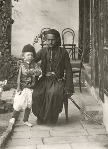 Arabische kawass (Ottomaanse bewaker) met een jonge jongen in de tuin van een huis in het Judea-district van Jeruzalem, 1867 door Sergeant Henry Phillips