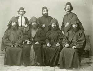 Groep van 4 Armeense priesters en 3 anderen in de binnenplaats van het Mediterranean Hotel, Jeruzalem, 1867
