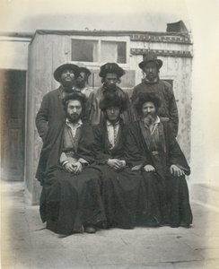 Groep van 7 Poolse Joden in de binnenplaats van het Mediterranean Hotel, Jeruzalem, 1867