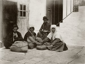 Vrouwen die meel malen met ronde molenstenen in een binnenplaats van een huis in Jeruzalem door Sergeant Henry Phillips