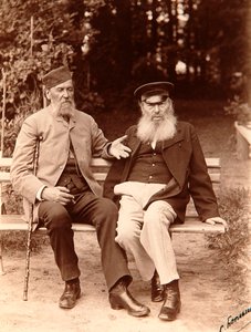 Yakov Polonsky en Afanasy Fet, Russische dichters, ca. 1890 door Sergei Dmitrievich Botkin