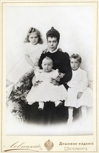 Grootvorstin Xenia Alexandrovna van Rusland met kinderen Irina Alexandrovna, Andrei