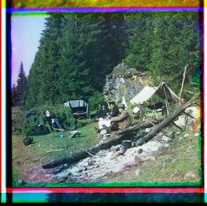 Sergei Prokudin-Gorskii en anderen zittend bij een kampplaats, Chusovala Rivier, Oeralgebergte, Rusland
