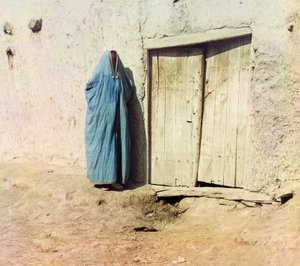 Een Oezbeekse of Tadzjiekse vrouw die een boerka draagt, c.1910
