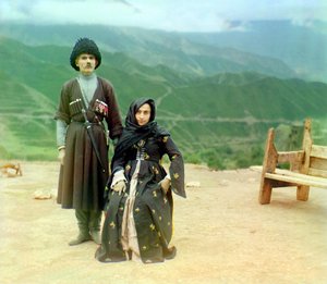 Dagestaanse types – een man met medailles en een dolk en een vrouw in zwarte jurk, Russisch Rijk, tussen 1905 en 1915 door Sergey Prokudin Gorsky