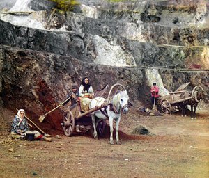 Werk in de Bakalskii mijn: een familie, met schoppen en paard-en-wagen, werkend in de ijzermijnen in de Bakaly heuvels, Oeralgebergte, Russische Rijk, 1910 door Sergey Prokudin Gorsky