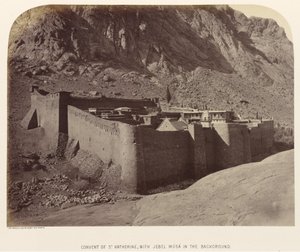 Klooster van St. Katherine, met Jebel Músa op de Achtergrond door Sgt. James M. McDonald