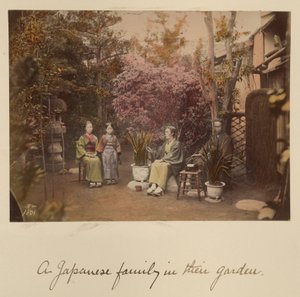 Een Japans gezin in hun tuin
