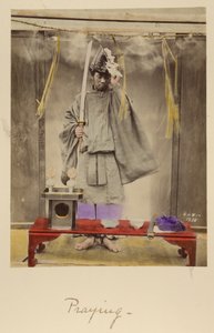 Biddend door Shinichi Suzuki