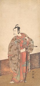 De acteur Ichikawa Danjuro V staand in een huis en voor een engawa, ca. 1772 door Shunsho