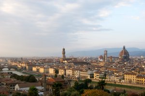 Italië, Toscane, Florence, verhoogd uitzicht over de stad vanaf Piazzele Michelangelo, 2022