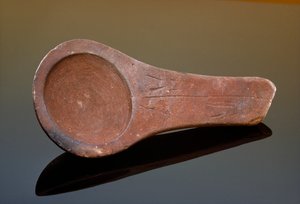 De Lascaux-lamp, gepolijste zandsteen gevonden in de Lascaux-grot. door Sisse Brimberg