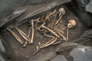 De botten van twee Scythen liggen in een 3000 jaar oud graf in Arzhan-2.