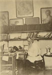Russische auteur Leo Tolstoy aan het werk, 1890s