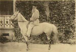 Russische auteur Leo Tolstoy te paard, Moskou, Rusland, 1890s