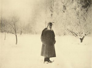 Russische auteur Leo Tolstoy maakt een winterwandeling, 1900s door Sophia Andreevna Tolstaya