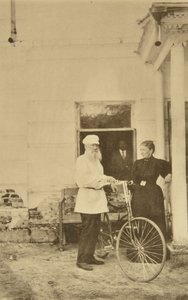 Russische auteur Leo Tolstoy met een fiets, Rusland, 1890s