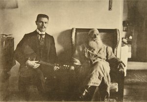 Russische auteur Leo Tolstoy met de balalaika speler Boris Troyanovsky, Rusland, 1909