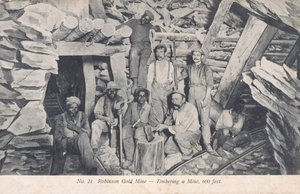 Mijnwerkers installeren houten stutten 600 voet onder de grond, Robinson Gold Mine, Zuid-Afrika (zwart-wit foto)