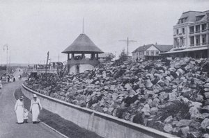 Rotsformatie op het strand, Durban (zwart-wit foto)