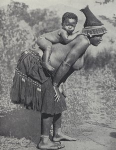 Vrouw die haar baby op haar rug draagt, Zuid-Afrika