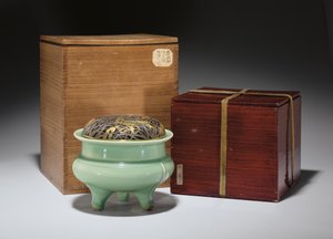 Grote Longquan celadon driepoot wierookbrander met Japanse gedeeltelijk vergulde metalen deksel door Southern Song Dynasty Chinese School