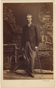 [Ongeïdentificeerde man met snor, met hoge hoed en paraplu, staand]. door Southwell Brothers