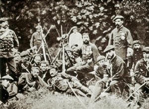 3e Carlistenoorlog (1872-1876): de troonpretendent van Spanje Charles de Bourbon, hertog van Madrid, omringd door zijn verdedigers. Foto rond 1872-1876
