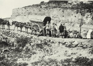 Uitladen van een kar met vuurwapens om de Dersa Heuvels te beklimmen, Tetouan, Marokko door Spanish Photographer
