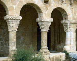 Arcades van het atrium, Kerk van St. Michael, San Esteban de Gormaz, Spanje, architectuur van de 11e-12e eeuw door Spanish School