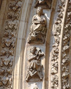 Archivolt van het centrale portaal van de westgevel, detail van een violist en een citer speler, ca. 1350-1400 (hoog reliëf) door Spanish School
