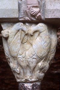 Detail (kapiteel met beeldhouwwerk van twee vogels) door Spanish School