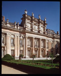 Voorgevel van het Koninklijk Paleis van de Granja de San Ildefonso, zomerresidentie van de koningen van Spanje