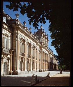 Voorgevel van het Koninklijk Paleis van de Granja de San Ildefonso, zomerresidentie van de koningen van Spanje door Spanish School