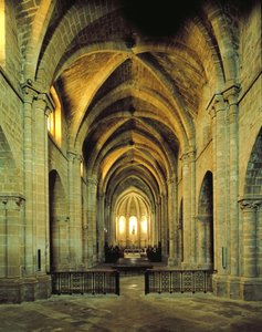 Interieur van de kerk, gesticht in 1150