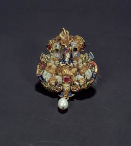 Sieraden: diamanten hanger, email op goud rond, smaragd en parel die Daniel in de leeuwenkuil voorstellen. 1550-1600. Uit Spanje. Parijs, Louvre Museum