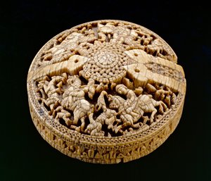 Deksel van een container versierd met vier jagers en dieren, Umayyad periode, 998-999 AD