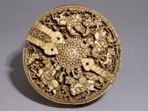Deksel van een container versierd met vier jagers en dieren, Umayyad periode, 998-999 AD door Spanish School