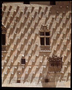 Zicht op gotische gevel (1493-1517) door Spanish School