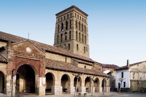 Zicht op de kerk van San Lorenzo de Sahagun, Spanje